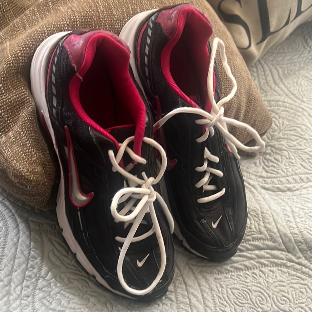 Nike Women's Black and Pink Running Shoes
